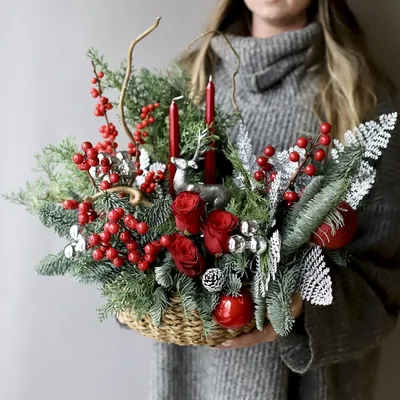 Новогодняя композиция с цветами и игрушками в плетенном кашпо - заказать  доставку цветов в Москве от Leto Flowers