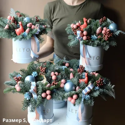 Новогодняя композиция в шляпной коробке, гамма \"Голубой Апельсин\" -  заказать доставку цветов в Москве от Leto Flowers