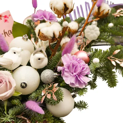 Новогодние подарки: ёлка, цветы, конфеты по цене 6842 ₽ - купить в  RoseMarkt с доставкой по Санкт-Петербургу