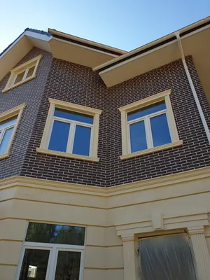 Обрамление окон и оконных проемов на фасаде домов в Гае