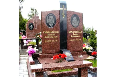 Семейный памятник из красного гранита с крестом на могилу в Санкт-Петербурге