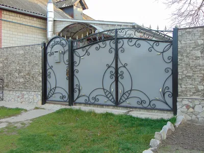 Кованые ворота с калитками: для частного дома, с забором и другие виды,  художественная и холодная ковка, рисунки и образцы, фото и видео