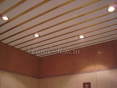 Бело-золотой реечный потолок в ванной комнате