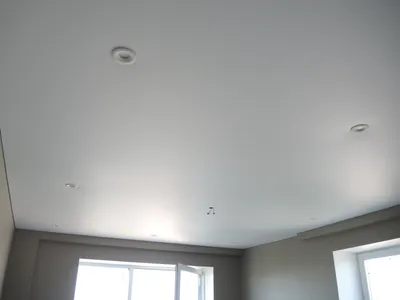 Белый сатиновый натяжной потолок в гостиной — 12 м2