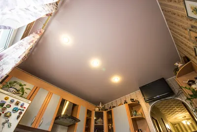 Как смотрится сатиновый натяжной потолок в кухне?