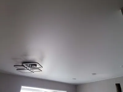 Одноуровневый белый сатиновый натяжной потолок на кухню