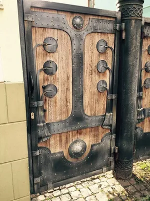 Эксклюзивные кованые ворота с вставками из столетнего дуба ⋆ MiyKamin
