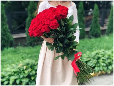 Огромные букеты роз для любимой — купить по низкой цене на Яндекс Маркете
