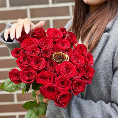 29 красных роз с золотой в букете - 80 см. | Бесплатная доставка цветов по  Москве