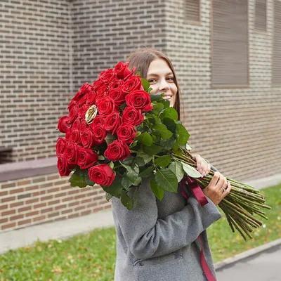 29 красных роз с золотой в букете - 70 см. | Бесплатная доставка цветов по  Москве
