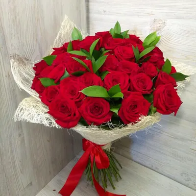 Букет из 29 красных роз + зелень» – купить в Братске с доставкой -  интернет-магазин Crocus
