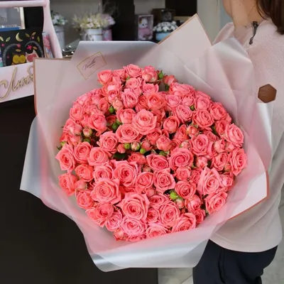 Купить Букет из 29 веток кустовой розы по выгодной цене в Краснодаре.