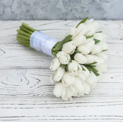 Купить букет невесты из белых тюльпанов по доступной цене с доставкой в  Москве и области в интернет-магазине Город Букетов