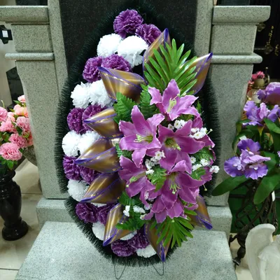 Ритуальный венок | Похоронные цветочные композиции, Похоронные цветы, Цветы  на кладбище