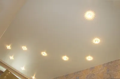 Расположение точечных светильников на натяжном потолке | AstamGROUP
