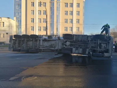 Тверь | В Твери у Восточного моста муковоз повалился набок, из машины  вытекло топливо - БезФормата