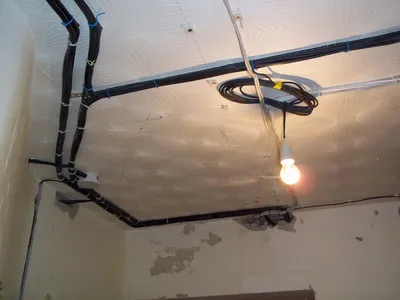 Как делают, устанавливают натяжные потолки, куда девают проводку?