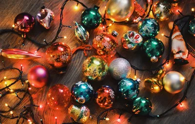 Обои шарики, украшения, шары, Рождество, гирлянда, новогодние игрушки, Ноый  год картинки на рабочий стол, раздел новый год - скачать