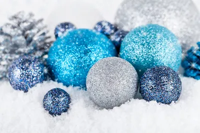 Новогодние елочные шарики на снегу - обои на рабочий стол