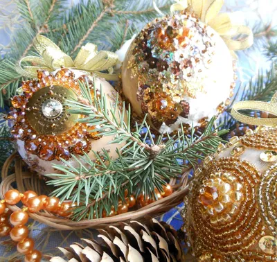 Золотые бархатные шары на елку с вышивкой | Ёлочные игрушки, Украшения, Новогодние  елочные украшения