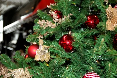 Наряжать елку станет слишком дорого: новогодние игрушки подорожают на 30-40%
