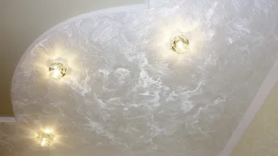 Перламутровый натяжной потолок: оттенки, виды, сочетание с другими цветами,  фото