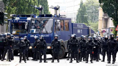 Немецкая полиция на митингах: чаще уговаривает, реже бьет – DW – 02.09.2019
