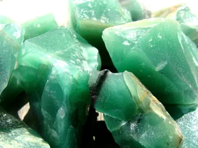 Зеленый камень - драгоценный и полудрагоценный: названия с фото, свойства,  особенности ухода