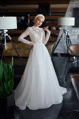 Закрытое свадебное платье с кружевом Sellini Solange | Купить свадебное  платье в салоне Валенсия (Москва)
