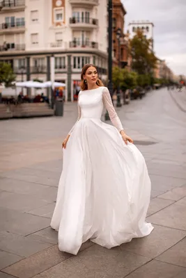 Свадебное закрытое платье приталенного кроя Nora Naviano Clare 32098 |  Купить свадебное платье в салоне Валенсия (Москва)