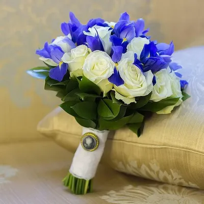 Свадебный букет из роз и ирисов | Бесплатная доставка цветов по Москве