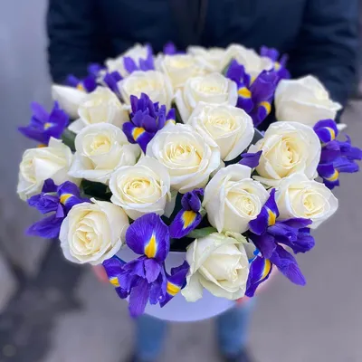 Букеты с фиолетовыми ирисами по цене от 5690 руб. | Купить букет цветов с  доставкой по Москве в интернет-магазине Venus in Fleurs