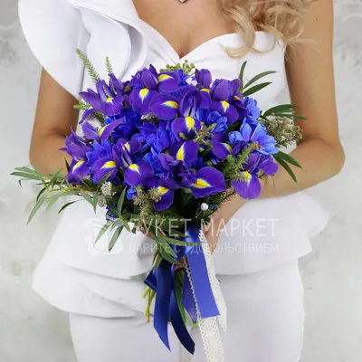 Букет невесты из ирисов, капса и хризантемы - купить цветы с доставкой по  Москве и МО от 6090 руб | «Букет-Маркет»
