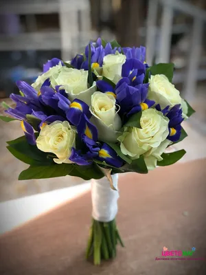 Купить свадебный букет из 11 белых роз и синих ирисов СПб|Цветомаг