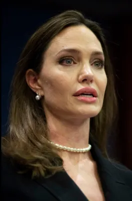 Я ведь не какая-нибудь актриса»: русская Анджелина Джоли прорекламировала  новый демократичный бренд