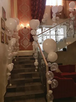 Оформление лестницы белыми шарами - купить в Москве | SharFun.ru