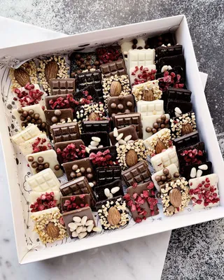 ШОКОЛАД \u003e Большая коробка шоколадных мини-плиточек из белого, молочного и  горького бельгийского шоколада с сухофруктами и орехами купить в  интернет-магазине