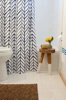 Шторы для ванной комнаты: фото, как выбрать шторку для ванной, что такое  полиэстер и как его стирать | Houzz Россия