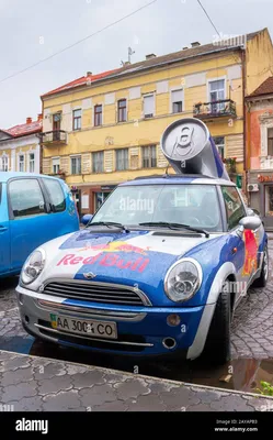 Uzhhorod, Ukraine - 14 Jul, 2013: Red Bull Mini Cooper Werbung Auto mit  einem energy drink hinter. fancy Car Tuning für die Förderung verwendet.  nasse Werbe Stockfotografie - Alamy