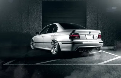BMW m5 цвета серебро на площадке | Обои для телефона