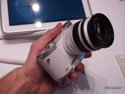 Обзор фотокамеры Samsung NX300: быстрая беззеркалка с Wi-Fi, NFC и 3D -  Hi-Tech Mail.ru