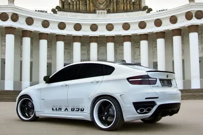 Фото обои Белый BMW X6, БМВ, тонировка, тюнинг, диски, Москва, памятник. X6