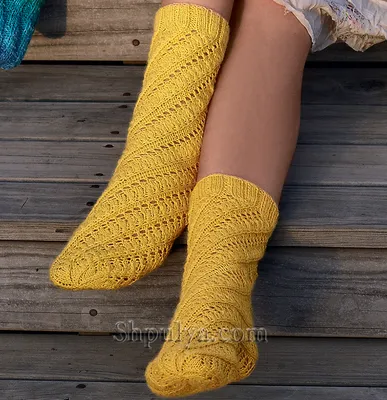 Желтые носки с ажурным узором по спирали — Shpulya.com - схемы с описанием  для вязания спицами и крючком