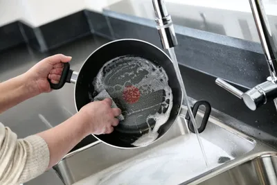 Как почистить сковородку с антипригарным покрытием? Способы очистки  антипригарной сковороды.