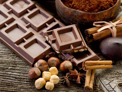 Правда ли, что в любой плитке шоколада содержатся частицы панцирей  тараканов? - Проверено.Медиа