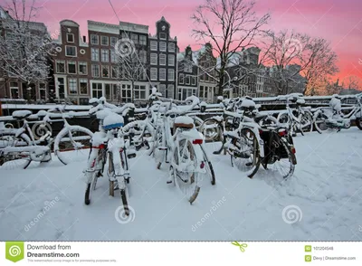 Зима в Амстердаме Нидерландах на заходе солнца Стоковое Фото - изображение  насчитывающей снежок, велосипед: 101204548