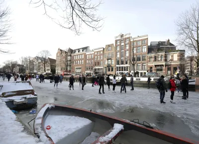 Амстердам зимой — Жители катаются на коньках по каналам — фото — последние  новости / НВ