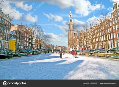 Амстердам зимой с Westerkerk в Нидерландах – Стоковое редакционное фото ©  nilaya #169436430