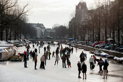 катание на коньках на каналах в амстердаме, нидерланды зимой замерзли  каналы в амстердаме Стоковое Фото - изображение насчитывающей прописно,  люди: 220931346