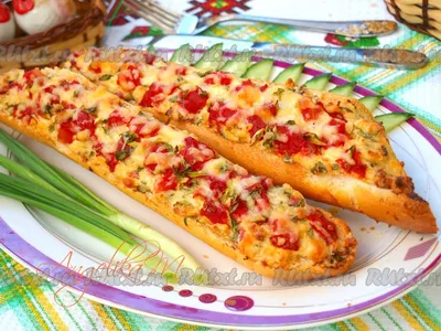Запечённый багет с помидорами, сыром и колбасой - 6 пошаговых фото в рецепте